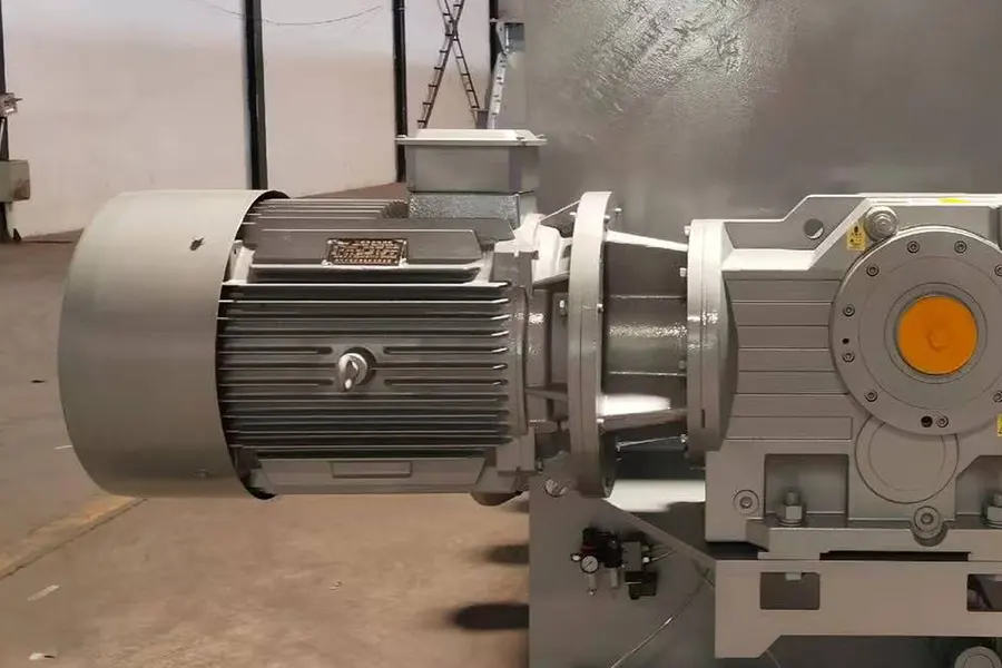 Gear motor and reducer driving a horizontal ribbon mixer