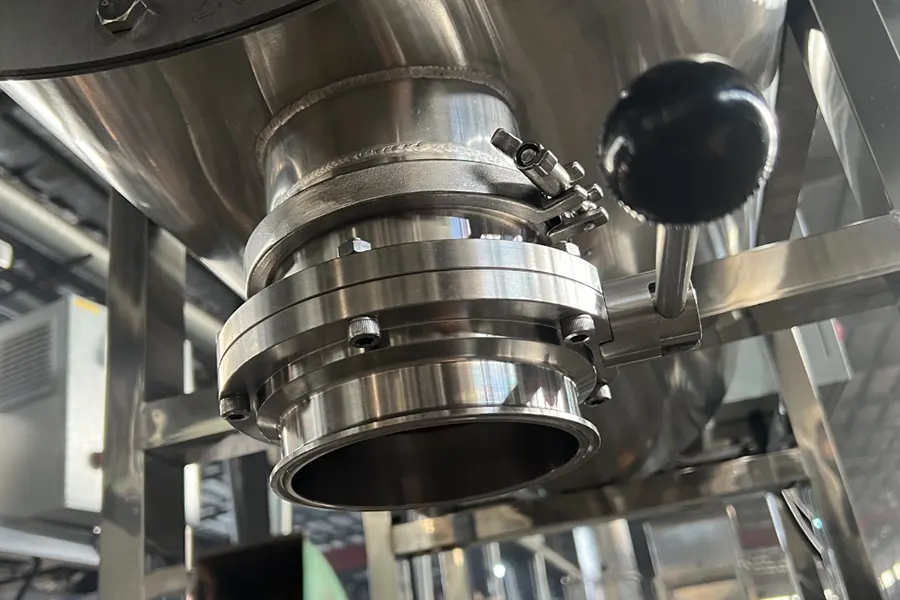 Pneumatic flipper discharge valve flush with the trough wall